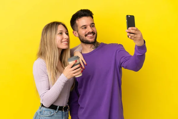 Mladý Pár Přes Izolované Žluté Pozadí Dělat Selfie Mobilním — Stock fotografie