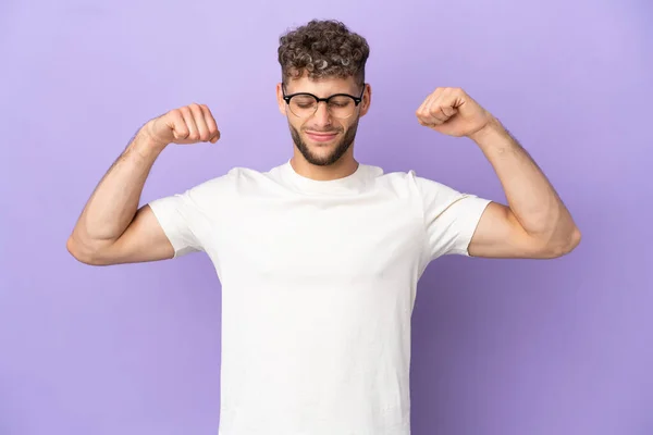 Livraison Homme Caucasien Isolé Sur Fond Violet Faisant Geste Fort — Photo