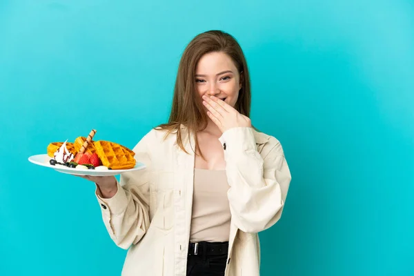 Adolescente Menina Segurando Waffles Sobre Isolado Fundo Azul Feliz Sorridente — Fotografia de Stock