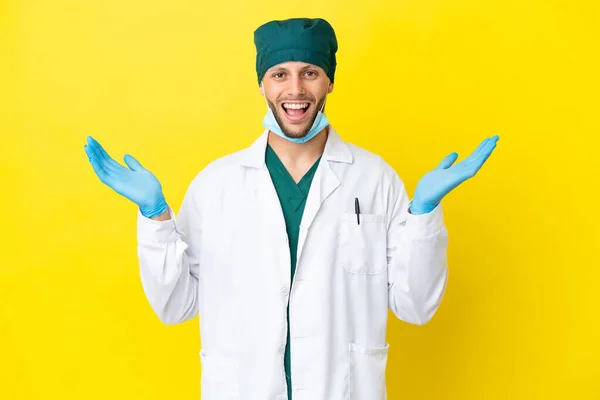 Χειρούργος Ξανθός Άνδρας Πράσινη Στολή Απομονωμένος Κίτρινο Φόντο Σοκαρισμένη Έκφραση — Φωτογραφία Αρχείου