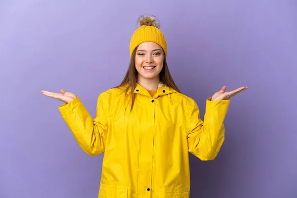 Teenager Κορίτσι Φορώντας Αδιάβροχο Παλτό Πάνω Από Απομονωμένο Πορφυρό Φόντο — Φωτογραφία Αρχείου