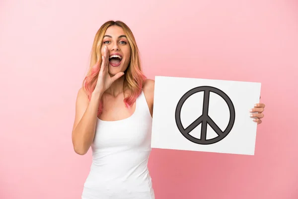 Fiatal Elszigetelt Rózsaszín Háttér Kezében Egy Plakát Béke Szimbólum Kiabálás — Stock Fotó