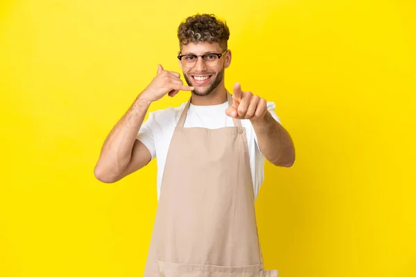 Restaurante Garçom Loiro Homem Isolado Fundo Amarelo Fazendo Gesto Telefone — Fotografia de Stock