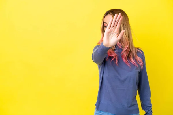 Mladá Žena Nad Izolované Žluté Pozadí Dělat Stop Gesto Zklamání — Stock fotografie