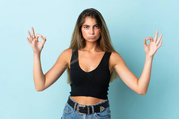 Mujer Joven Caucásica Aislada Sobre Fondo Azul Pose Zen — Foto de Stock