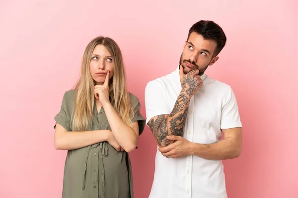 Mulher Grávida Homem Sobre Fundo Rosa Isolado Pensando Uma Ideia — Fotografia de Stock