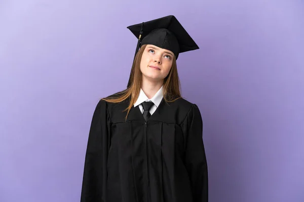 Joven Graduado Universitario Sobre Fondo Púrpura Aislado Mirando Hacia Arriba — Foto de Stock