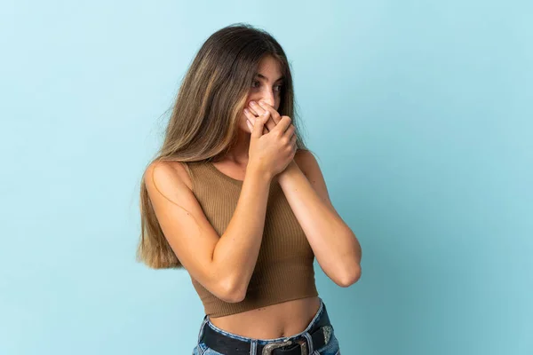 Νεαρή Καυκάσια Γυναίκα Απομονωμένη Μπλε Φόντο Που Καλύπτει Στόμα Και — Φωτογραφία Αρχείου