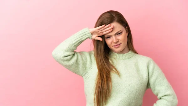 Adolescente Chica Sobre Aislado Rosa Fondo Con Cansado Enfermo Expresión — Foto de Stock