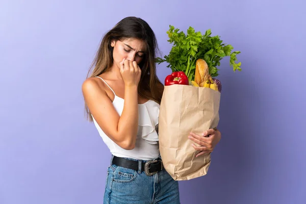 Mujer Joven Sosteniendo Una Bolsa Compra Comestibles Que Tiene Dudas — Foto de Stock