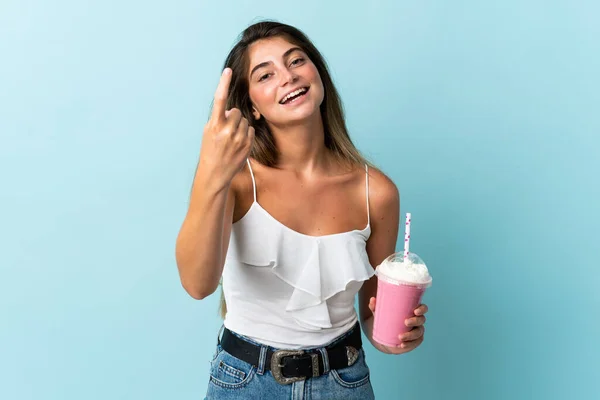 Ung Kvinna Med Jordgubbsmjölkshake Isolerad Blå Bakgrund Gör Kommande Gest — Stockfoto