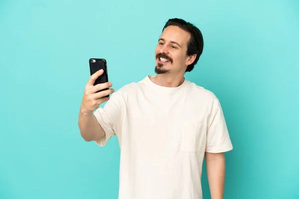 Młody Biały Człowiek Odizolowany Niebieski Tło Robi Selfie — Zdjęcie stockowe