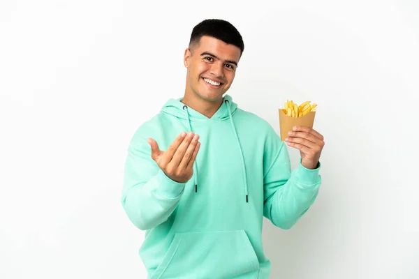 Jonge Knappe Man Met Gebakken Chips Geïsoleerde Witte Achtergrond Die — Stockfoto