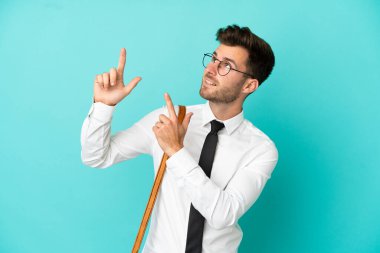 İşadamı izole edilmiş arka planda işaret parmağı harika bir fikir.
