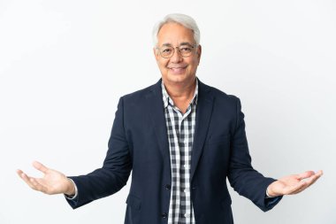 Orta yaşlı Brezilyalı bir adam beyaz arka planda izole edilmiş. Şüpheleri var.