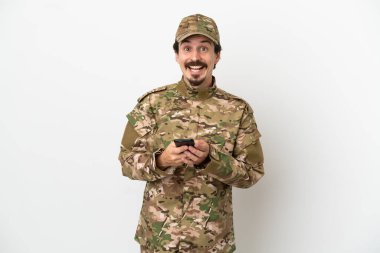 Beyaz arka planda izole edilmiş asker şaşırdı ve bir mesaj gönderiyor.