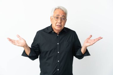 Orta yaşlı Brezilyalı bir adam beyaz arka planda izole edilmiş, kuşkuları olan ve ellerini kaldıran