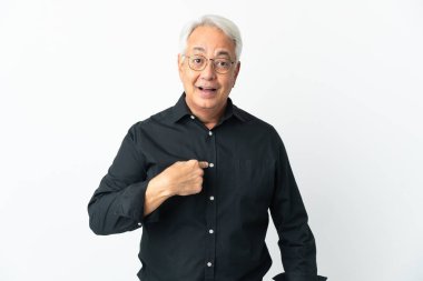 Orta yaşlı Brezilyalı erkek, beyaz arka planda, şaşırmış yüz ifadesi ile izole edilmiş.