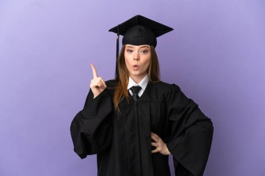 Genç üniversite mezunu, tek bir parmağını kaldırarak çözümü bulma niyetinde.