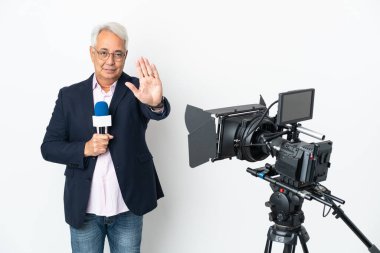 Muhabir. Elinde mikrofon olan orta yaşlı Brezilyalı bir adam beyaz arka planda izole edilmiş haberleri sunuyor.