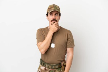 Beyaz arka planda izole edilmiş asker şüpheleri ve kafa karıştırıcı yüz ifadesiyle