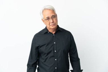 Orta yaşlı Brezilyalı adam üzgün bir ifadeyle beyaz arka planda izole edilmiş.