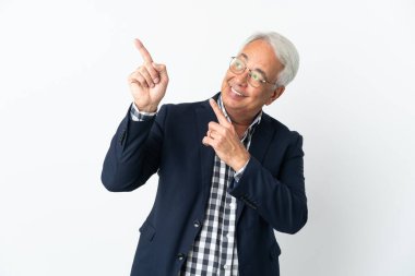 Orta yaşlı Brezilyalı bir adam beyaz arka planda izole edilmiş işaret parmağıyla işaret etmek harika bir fikir.