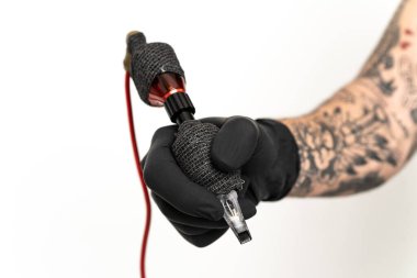 Dövmeci adam izole bir arkaplanda