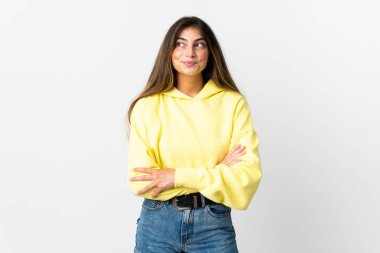 Beyaz arka planda soyutlanmış beyaz bir kadın.