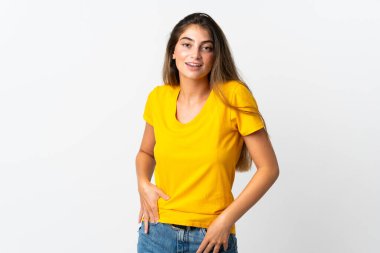 Beyaz arka planda izole edilmiş genç beyaz kadın gülüyor.