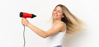 Arka planda saç kurutma makinesi olan bir kadın.