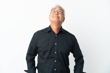 Beyaz arka planda izole edilmiş orta yaşlı Brezilyalı bir adam