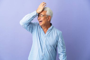 Mor arka planda izole edilmiş orta yaşlı Brezilyalı bir adam bir şey fark etti ve çözüme niyetlendi.