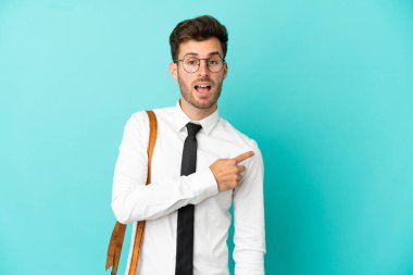 Tecrit edilmiş iş adamı şaşırmış ve parmakla göstermiş.