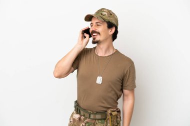 Beyaz arka planda izole edilmiş asker cep telefonuyla sohbet ediyor.