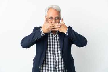 Orta yaşlı Brezilyalı erkek beyaz arka planda izole edilmiş, ağzı elleriyle kapatıyor.