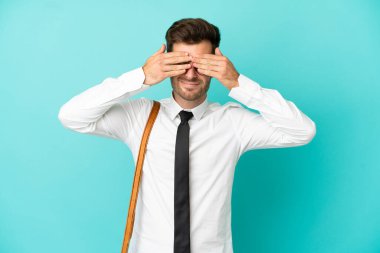 Tecrit edilmiş arka planda iş adamı, gözleri elleriyle kapatıyor.