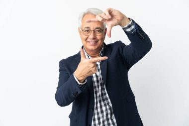 Orta yaşlı Brezilyalı bir adam beyaz arka planda izole edilmiş, odaklanmış bir yüz. Çerçeve sembolü