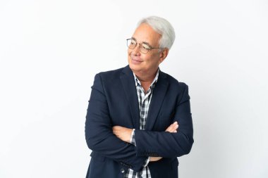 Orta yaşlı Brezilyalı adam beyaz arka planda izole edilmiş.