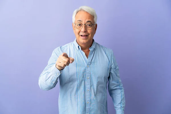 Homem Brasileiro Meia Idade Isolado Fundo Roxo Surpreso Apontando Frente — Fotografia de Stock