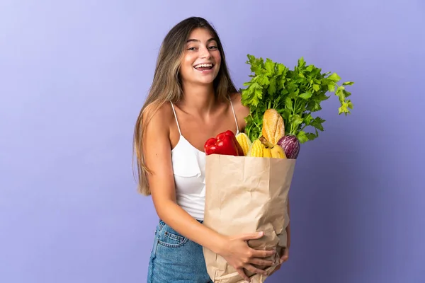 Mujer Joven Sosteniendo Una Bolsa Compra Comestibles Sonriendo Mucho — Foto de Stock
