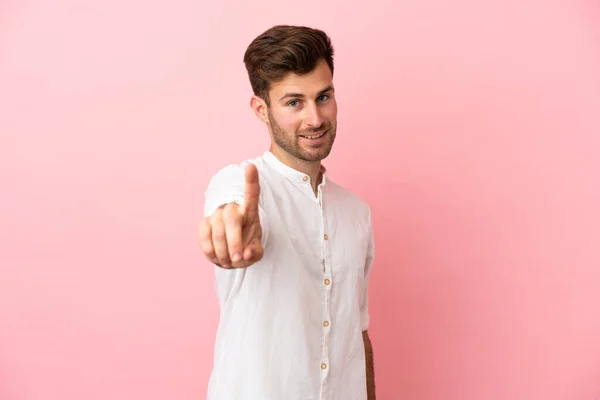 Jovem Caucasiano Bonito Homem Isolado Fundo Rosa Mostrando Levantando Dedo — Fotografia de Stock