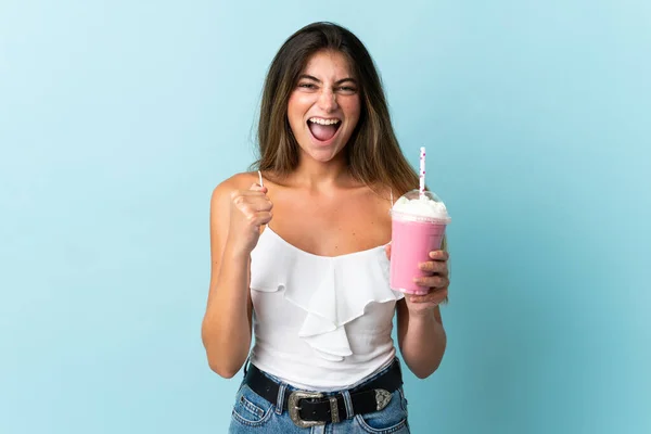 Mujer Joven Con Batido Fresa Aislado Sobre Fondo Azul Celebrando —  Fotos de Stock