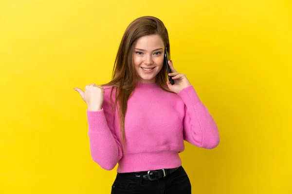 Chica Adolescente Usando Teléfono Móvil Sobre Fondo Amarillo Aislado Con —  Fotos de Stock