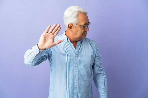 Homem Brasileiro Meia Idade Isolado Fundo Roxo Fazendo Parar Gesto — Fotografia de Stock