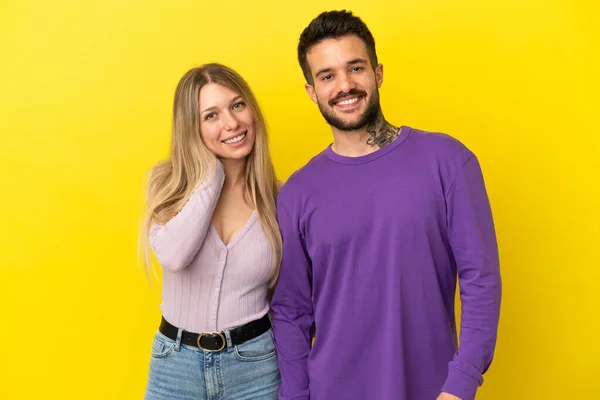 Casal Jovem Sobre Fundo Amarelo Isolado Feliz Rindo — Fotografia de Stock