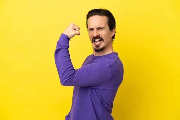 Young Caucasian Man Isolated Yellow Background Doing Strong Gesture — Stock Photo, Image