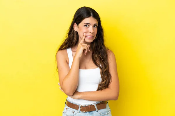 Jeune Femme Caucasienne Isolée Sur Fond Jaune Pensée — Photo