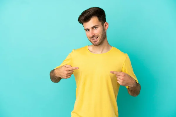 Jovem Caucasiano Bonito Homem Isolado Fundo Azul Orgulhoso Auto Satisfeito — Fotografia de Stock