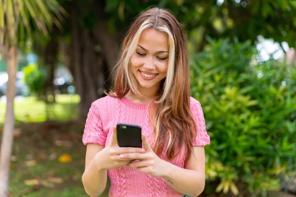 Giovane Bella Donna All Aperto Utilizzando Telefono Cellulare Con Espressione — Foto Stock